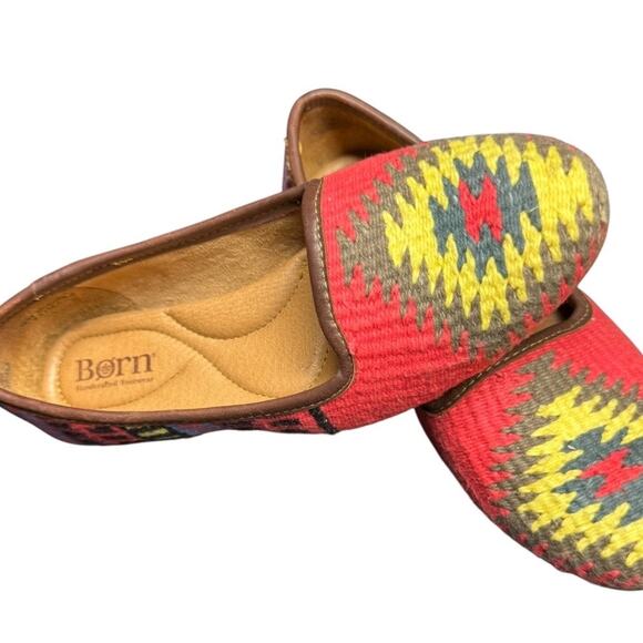 BORN Women’s Giselle Flat Shoes In Red Multi Aztec Size 7.5 - Picture 2 of 8